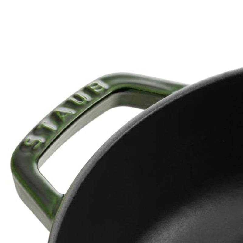 Staub Braiser 28cm Basil 3.7L مادة حديد الزهر مينا داخلية سوداء غير لامعة. غطاء تشيستيرا. مناسبة لجميع أنواع المواقد، بما في ذلك. تعريفي. آمن للاستخدام في الفرن. شواء آمن. - Image 3
