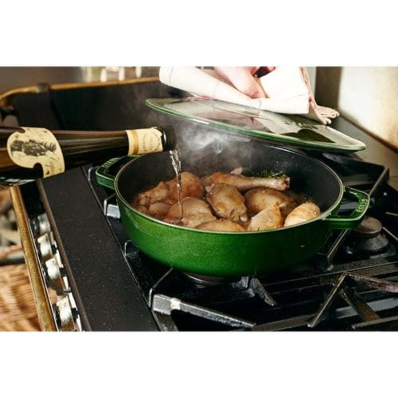 Staub Braiser 28cm Basil 3.7L مادة حديد الزهر مينا داخلية سوداء غير لامعة. غطاء تشيستيرا. مناسبة لجميع أنواع المواقد، بما في ذلك. تعريفي. آمن للاستخدام في الفرن. شواء آمن. - Image 5