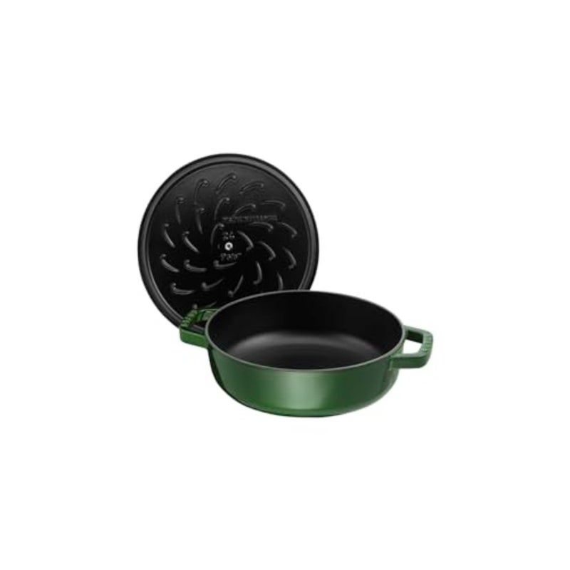 Staub Braiser 28cm Basil 3.7L مادة حديد الزهر مينا داخلية سوداء غير لامعة. غطاء تشيستيرا. مناسبة لجميع أنواع المواقد، بما في ذلك. تعريفي. آمن للاستخدام في الفرن. شواء آمن. - Image 2