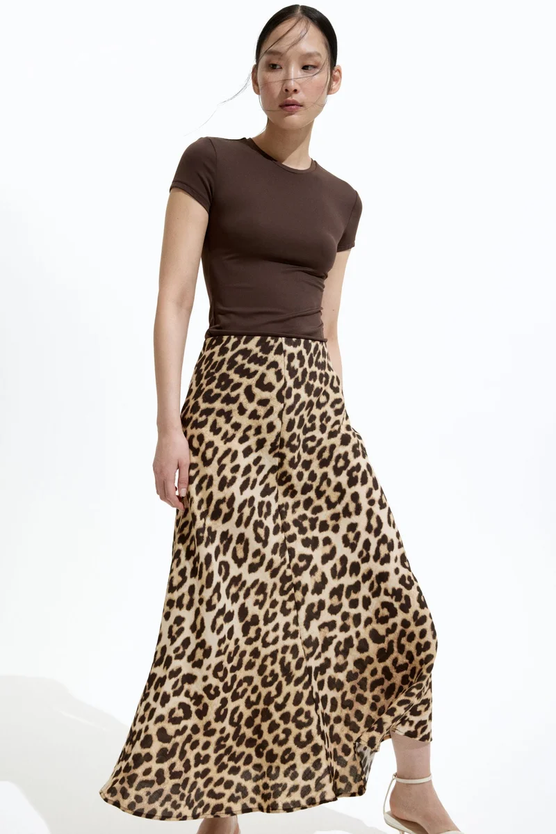 اتش اند ام تنورة بتصميم انسيابي