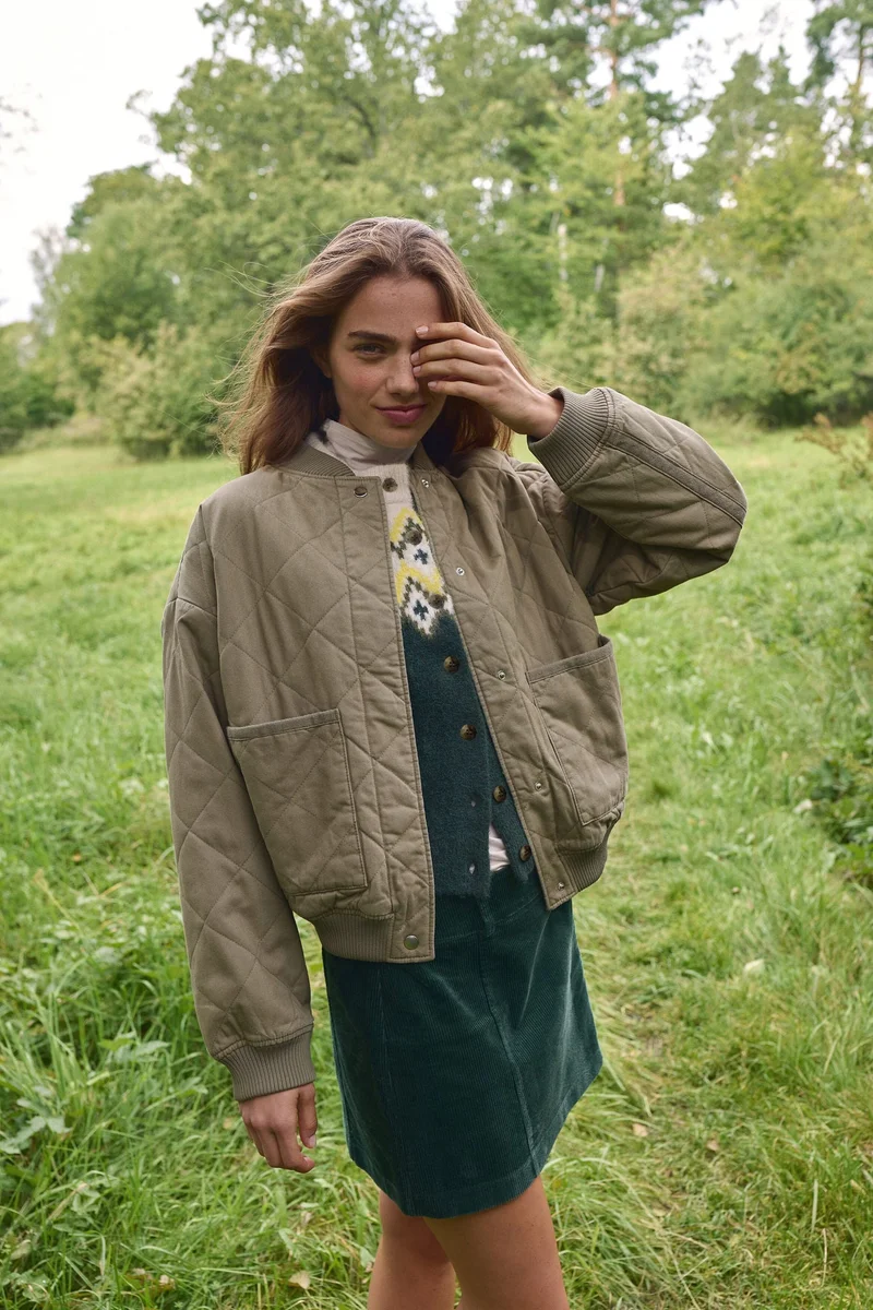 اتش اند ام جاكيت بومر بتصميم محشو