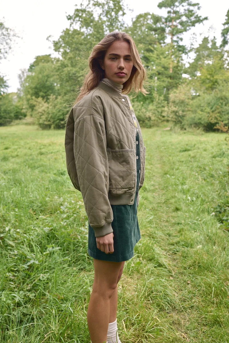 اتش اند ام جاكيت بومر بتصميم محشو