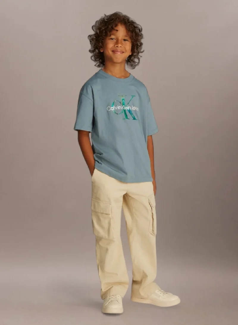 كالفن كلاين جينز تيشيرت بقصّة مريحة مزين بالشعار