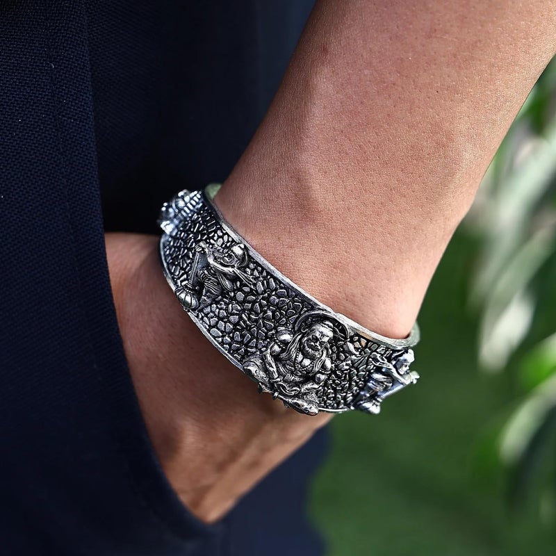 ADHVIK مجموعة من سوار هانومان ذو 5 وجوه من الفولاذ المقاوم للصدأ وقلادة هانومان تشاليسا الروحية كهدية (فضي، عبوة من 2) - Image 2