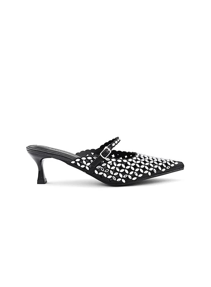 أيقون Classic Mary Jane heel Shoes with a stylish two-tone finish.