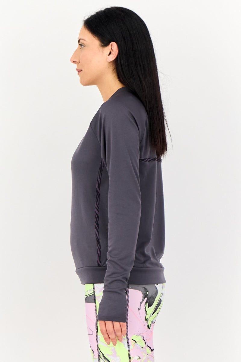 Nike بلوزة رياضية نسائية بأكمام طويلة مناسبة للجري، بنفسجي داكن - Image 2