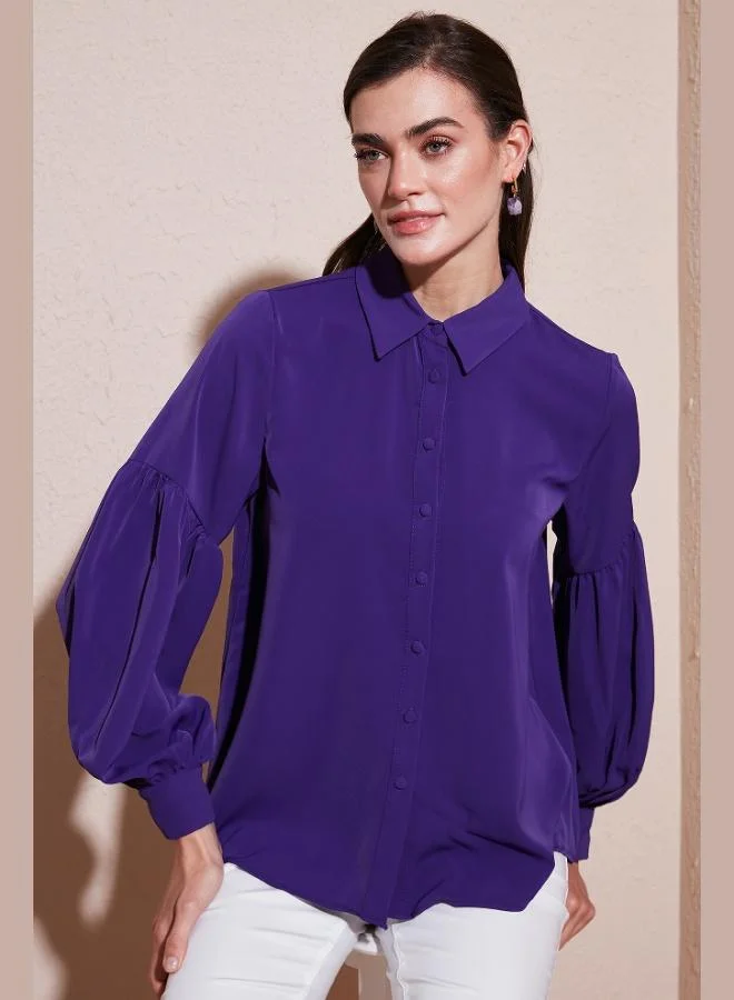 ليلا قميص نسائي بأكمام بالون وياقة سادة وتفاصيل خياطة بقصة عادية