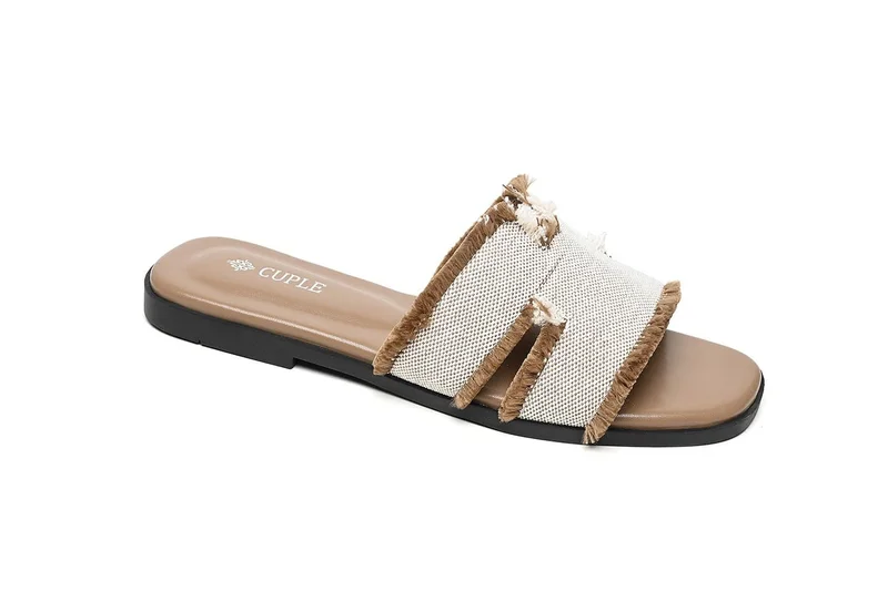 كابلي صندل فلات بتفاصيل نسيجية وحواف مهترئة
