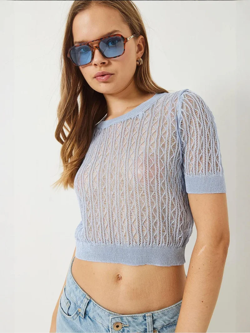 Bianco Lucci LUCCI Lace Textured Crop Top with Crew Neck