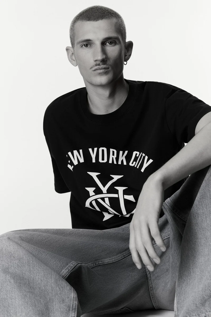 اتش اند ام تي-شيرت مطبوع بتصميم فضفاض