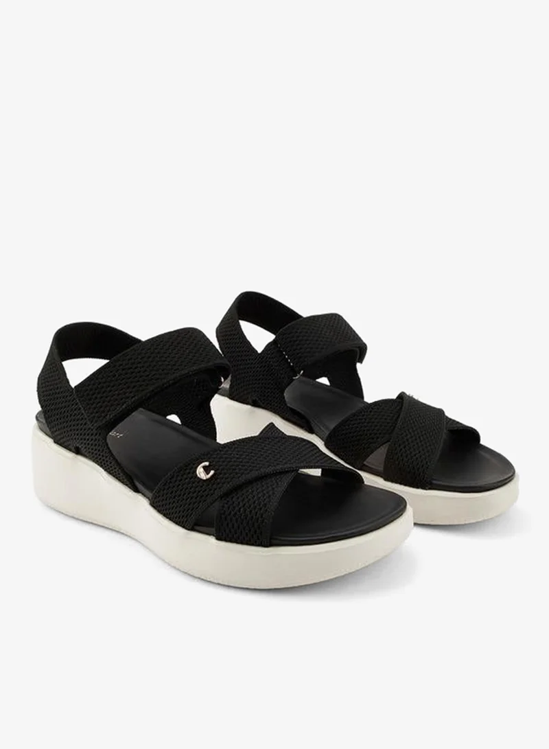 لو كونفورت صنادل نسائية بشريط متقاطع من نسيج فلاي نيت