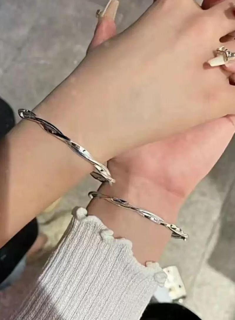 سيمهو أنيقة الحد الأدنى الملتوية تصميم سبائك سوار الكفة للنساء-مثالية للارتداء اليومي - Image 2