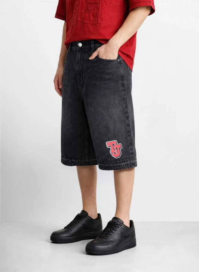 ذا انديان كراج كو Men Wide Leg Tom & Jerry Printed Scoop Pocket Mid-Rise Denim Shorts