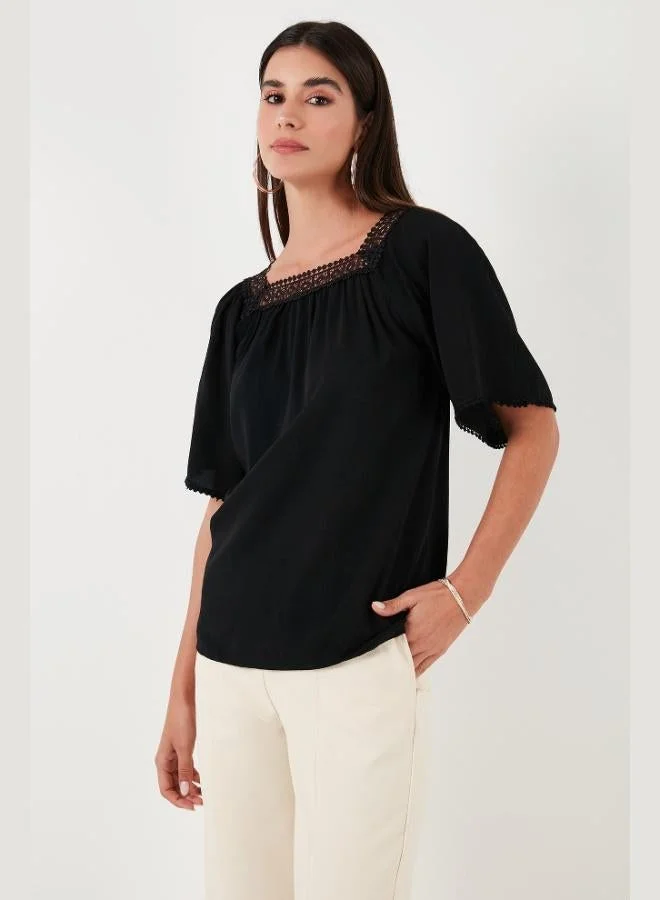 ليلا بلوزة ليلى دانتيل بقصة عادية وياقة مربعة للنساء