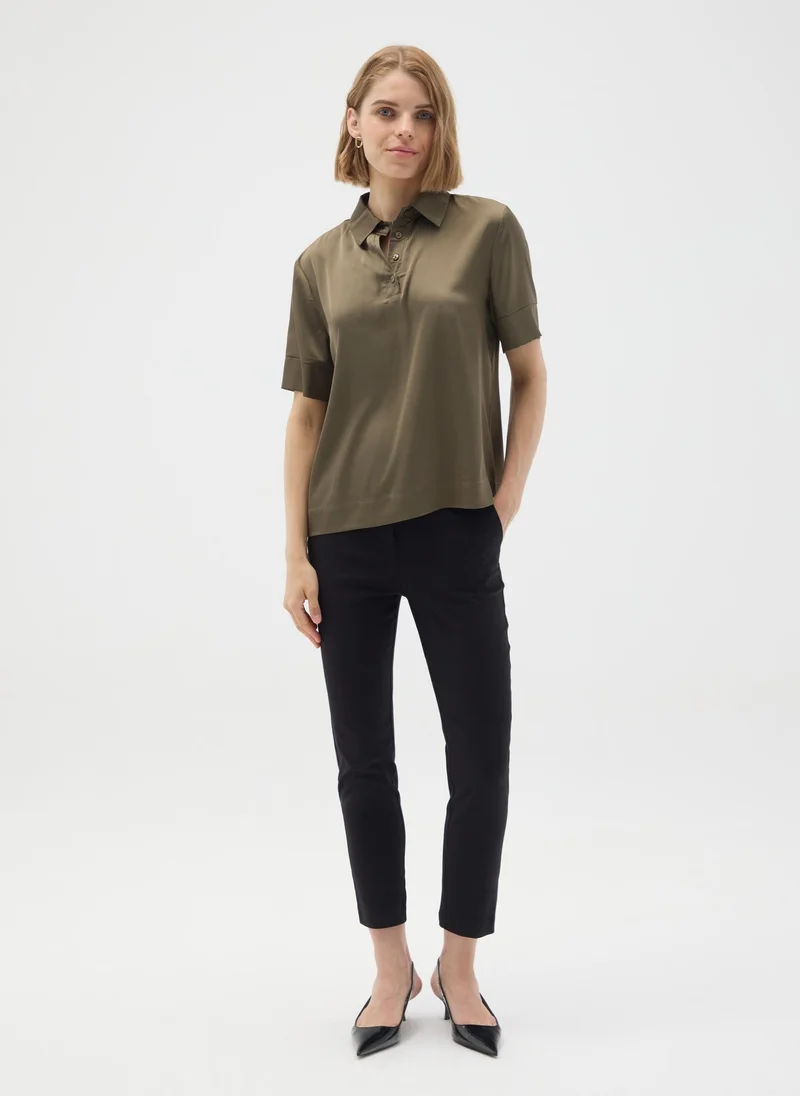 او في اس قميص ساتان بني بقصة عادية