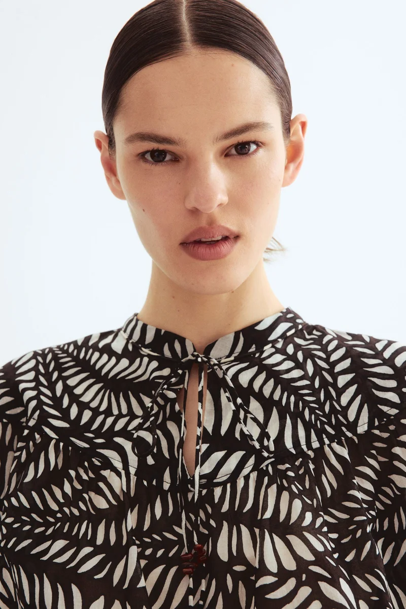 اتش اند ام بلوزة قطنية بقصّة واسعة