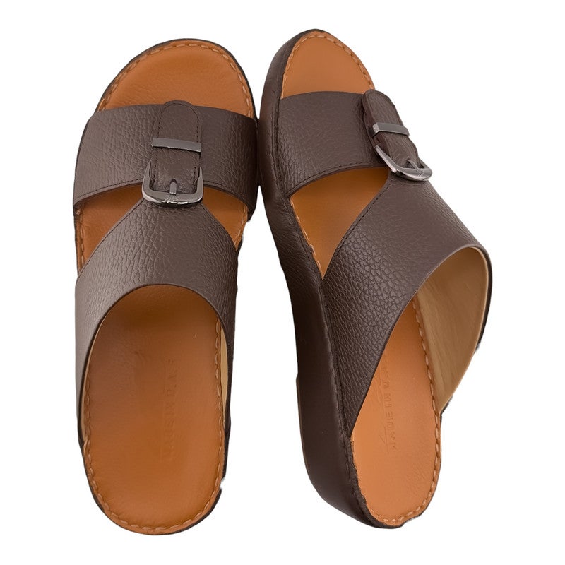 إيت صندل عربي يدوي الصنع للرجال من AET | شبشب رجالي خارجي | شبشب مفتوح من الأمام للاستخدام اليومي | جلد مطحون عربي أصلي مع ابزيم| تصميم عربي جديد| نعل داخلي بني| مريح وخفيف الوزن - Image 2