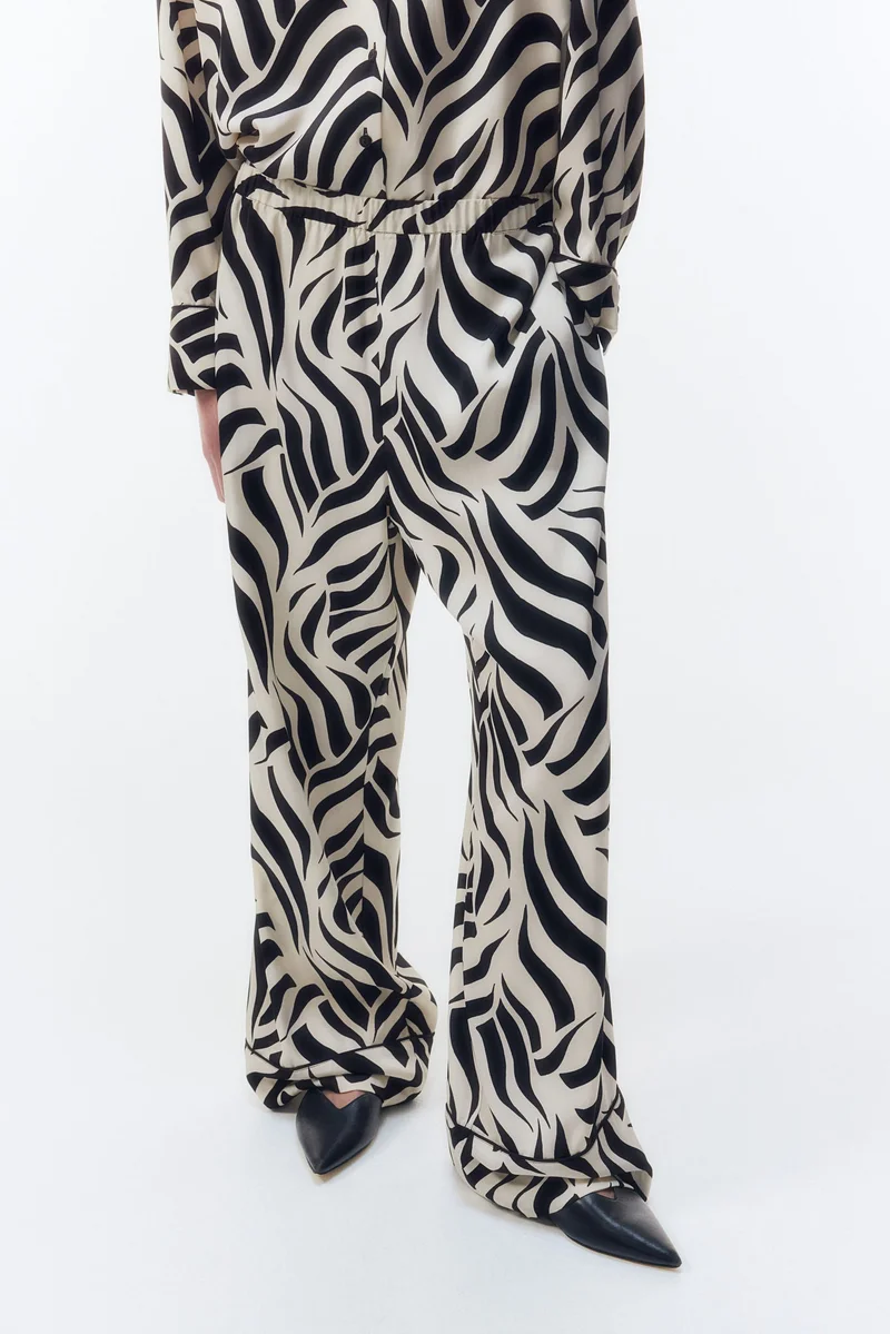 H&M 001-09-090-Black Dark Loose-fit twill trousers for Women | Best Price UAE