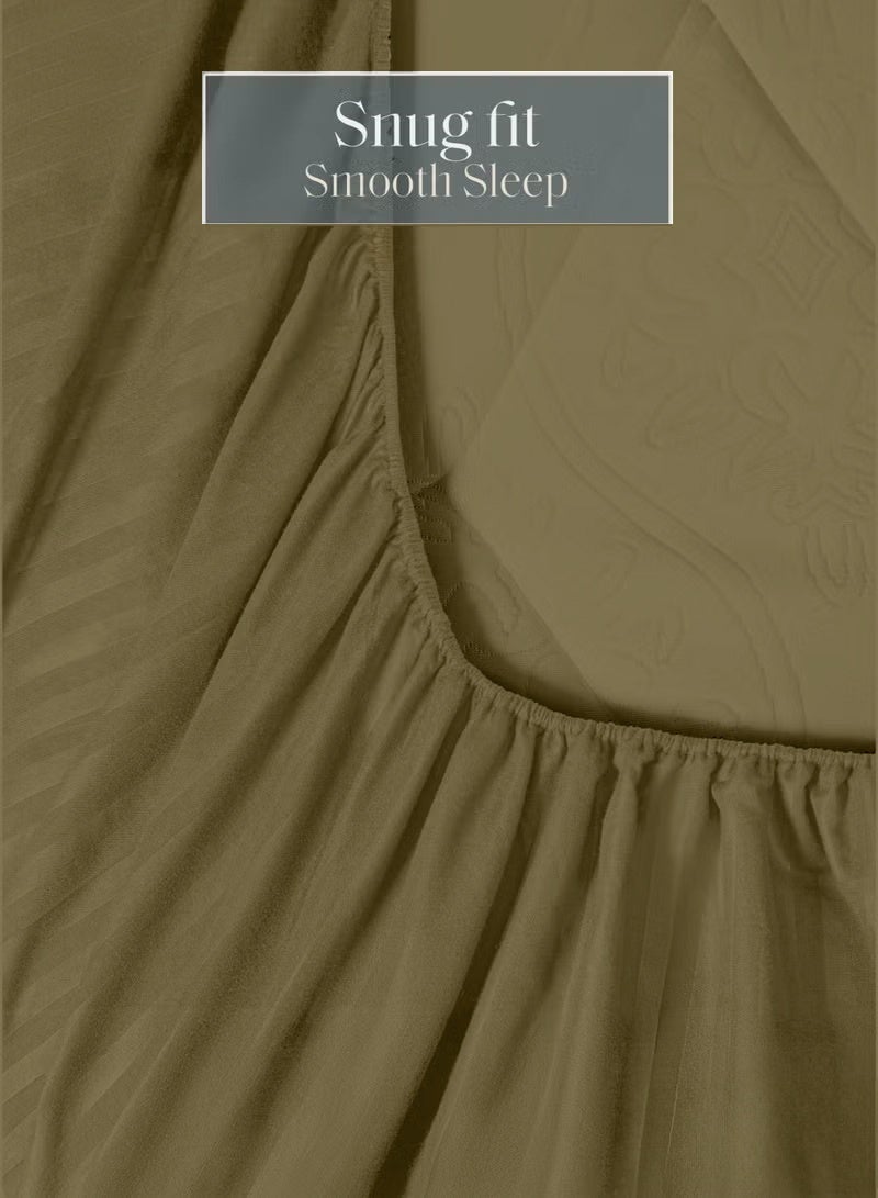 إي وورلد طقم لحاف مخطط فاخر لكل المواسم – طقم 4 قطع باللون الأخضر الزيتوني | حجم كينغ 220×240 سم | فائق النعومة، مقاوم للتجاعيد ومصنوع في دبي | يشمل غطاء لحاف، ملاءة مطاطية (200×200 سم) و2 كيس وسادة (50×70 سم) - Image 4