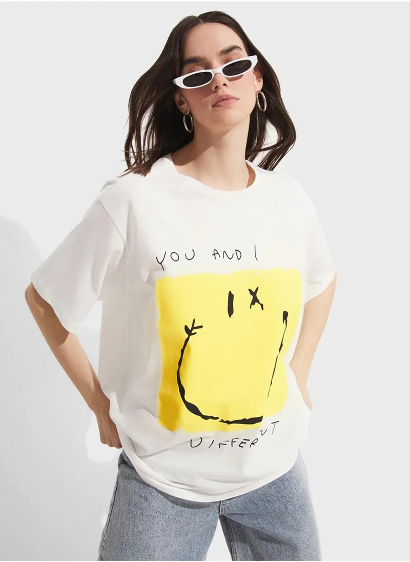 JUNE Crew Neck Graphic T-Shirt
