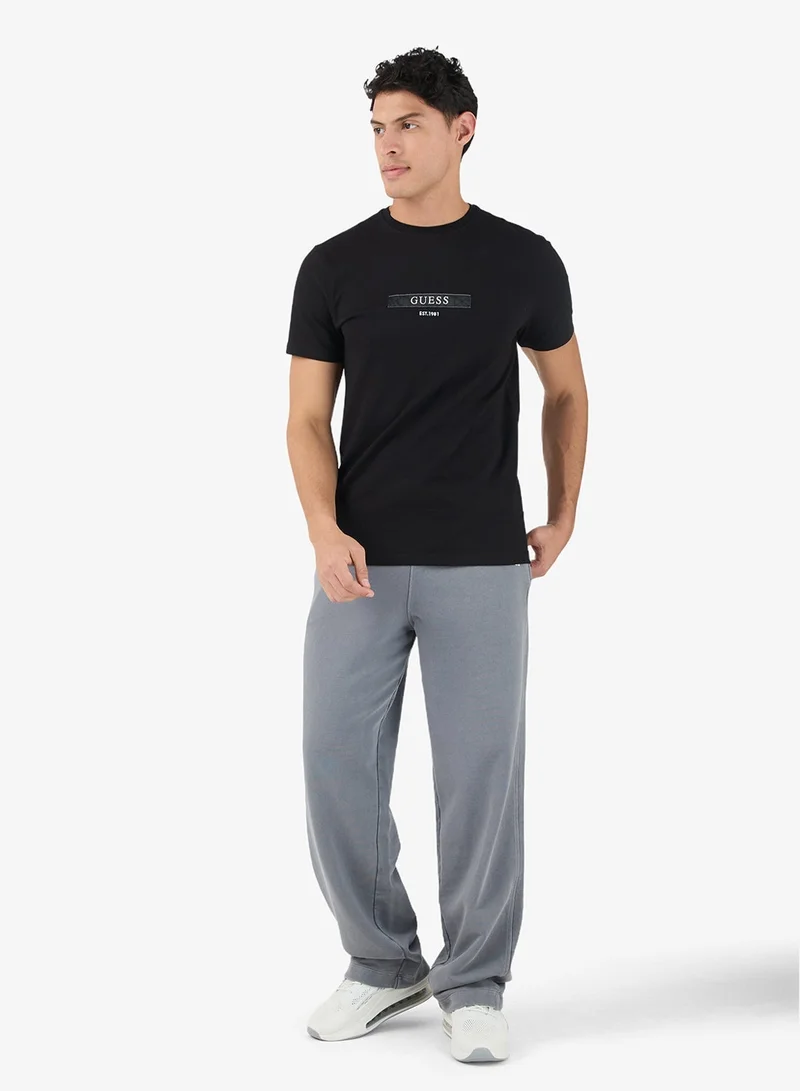 جس تي شيرت بياقة دائرية وأكمام قصيرة وشعار مربع