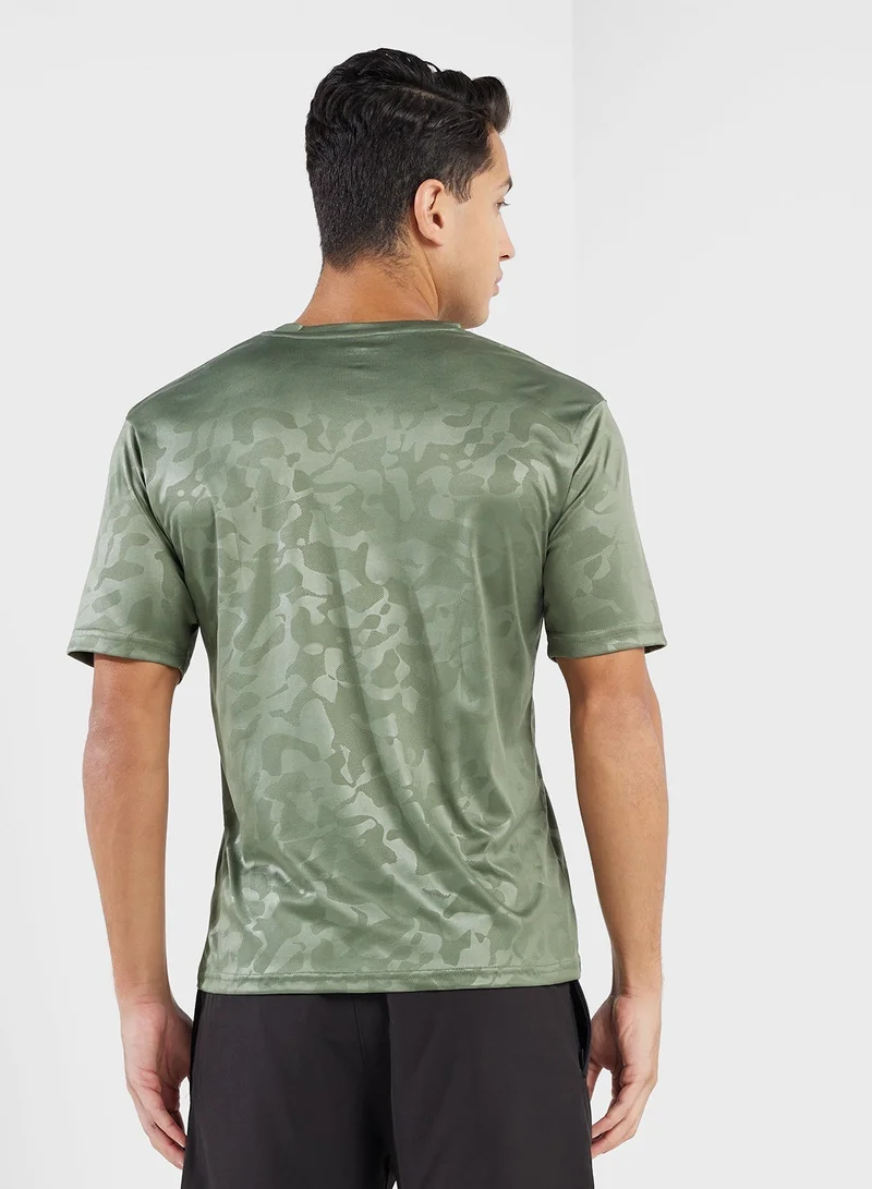 فورورد تيشيرتات تدريب بتصميم مموه حضري