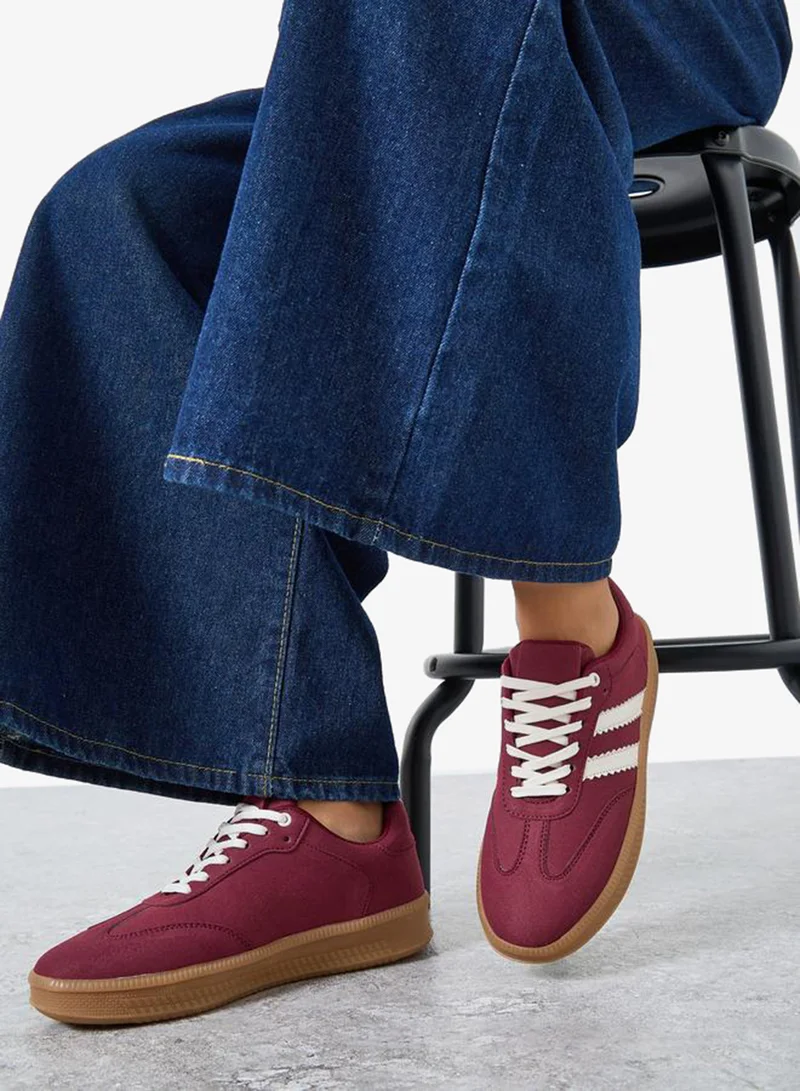 ستايلي حذاء سنيكرز مخطط بتفاصيل أربطة