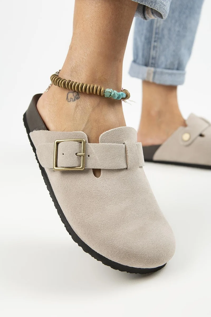 مانجيرو قباقيب مانيجيرو زيتا 2 النسائية المصنوعة من الجلد الطبيعي مع إبزيم وحزام، بيج