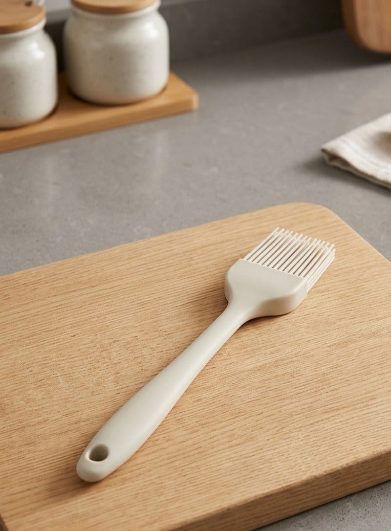 Achieve perfect results in cooking and baking with this practical silicone brush, designed for evenly spreading oils, butter, and sauces with ease. Made from high-quality non-stick silicone, it is safe for all cookware and won’t cause scratches. - Image 2