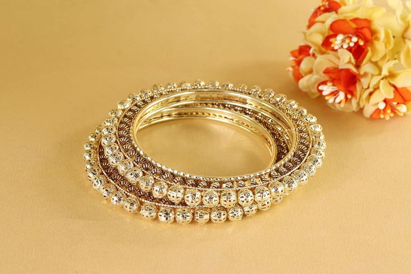 Lavazza طقم أساور معدنية ذهبية للنساء والفتيات مزينة بكريات ذهبية بتصميم تقليدي | تشودا كادا راجوادى الفاخرة | أساور عصرية للفتيات لحفلات الزفاف، الحفلات، المناسبات - مجموعة من 2 - Image 4