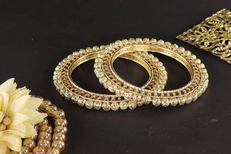 Lavazza طقم أساور معدنية ذهبية للنساء والفتيات مزينة بكريات ذهبية بتصميم تقليدي | تشودا كادا راجوادى الفاخرة | أساور عصرية للفتيات لحفلات الزفاف، الحفلات، المناسبات - مجموعة من 2 - Image 3