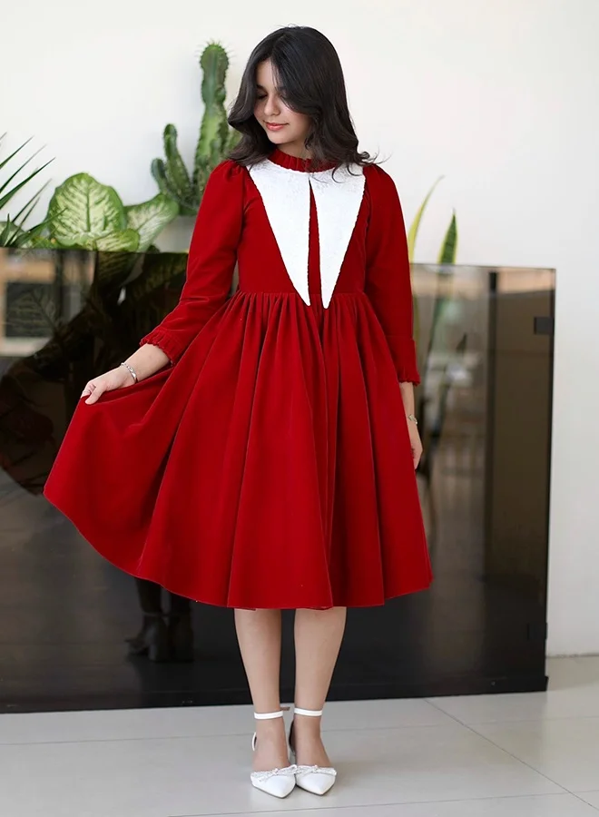 HAWRAA ABAYA Girls’ velvet dress with an elegant vintage-style collar