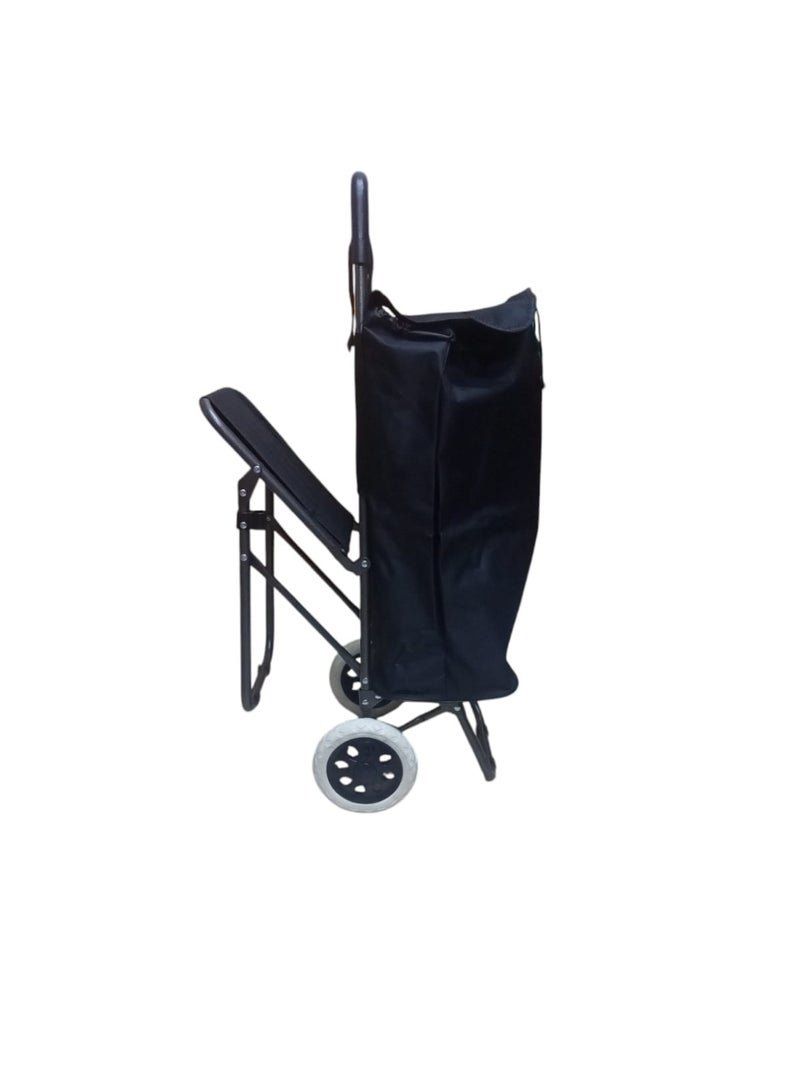 عربة تسوق مزودة بحقيبة قماشية باللون الاسود، وإطار معدني قوي مزود بمقبض علوي مريح. تتميز العربة بعجلات كبيرة لتسهيل الحركة على مختلف الأسطح. كما تحتوي على مقعد صغير قابل للطي، مما يجعلها متعددة الاستخدامات، سواء للتسوق أو للاستخدام ككرسي أثناء الاستراحة. - Image 5