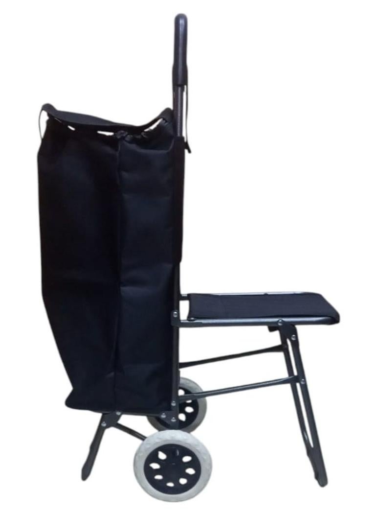 عربة تسوق مزودة بحقيبة قماشية باللون الاسود، وإطار معدني قوي مزود بمقبض علوي مريح. تتميز العربة بعجلات كبيرة لتسهيل الحركة على مختلف الأسطح. كما تحتوي على مقعد صغير قابل للطي، مما يجعلها متعددة الاستخدامات، سواء للتسوق أو للاستخدام ككرسي أثناء الاستراحة. - Image 1