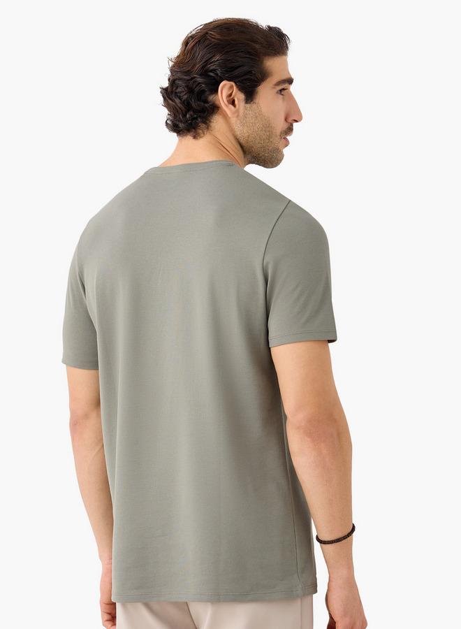 ايكونيك تيشيرت بطبعة أيقونية بياقة دائرية وأكمام قصيرة - Image 3