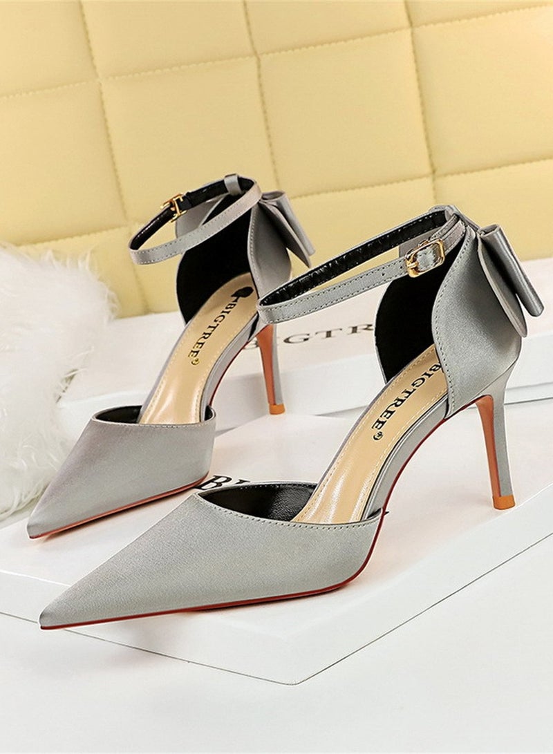 BIGTREE حذاء نسائي أنيق بكعب عالٍ 7.5 سم من الساتان بفتحة ضحلة مدببة مع فيونكة مجوفة باللون الفضي - Image 1