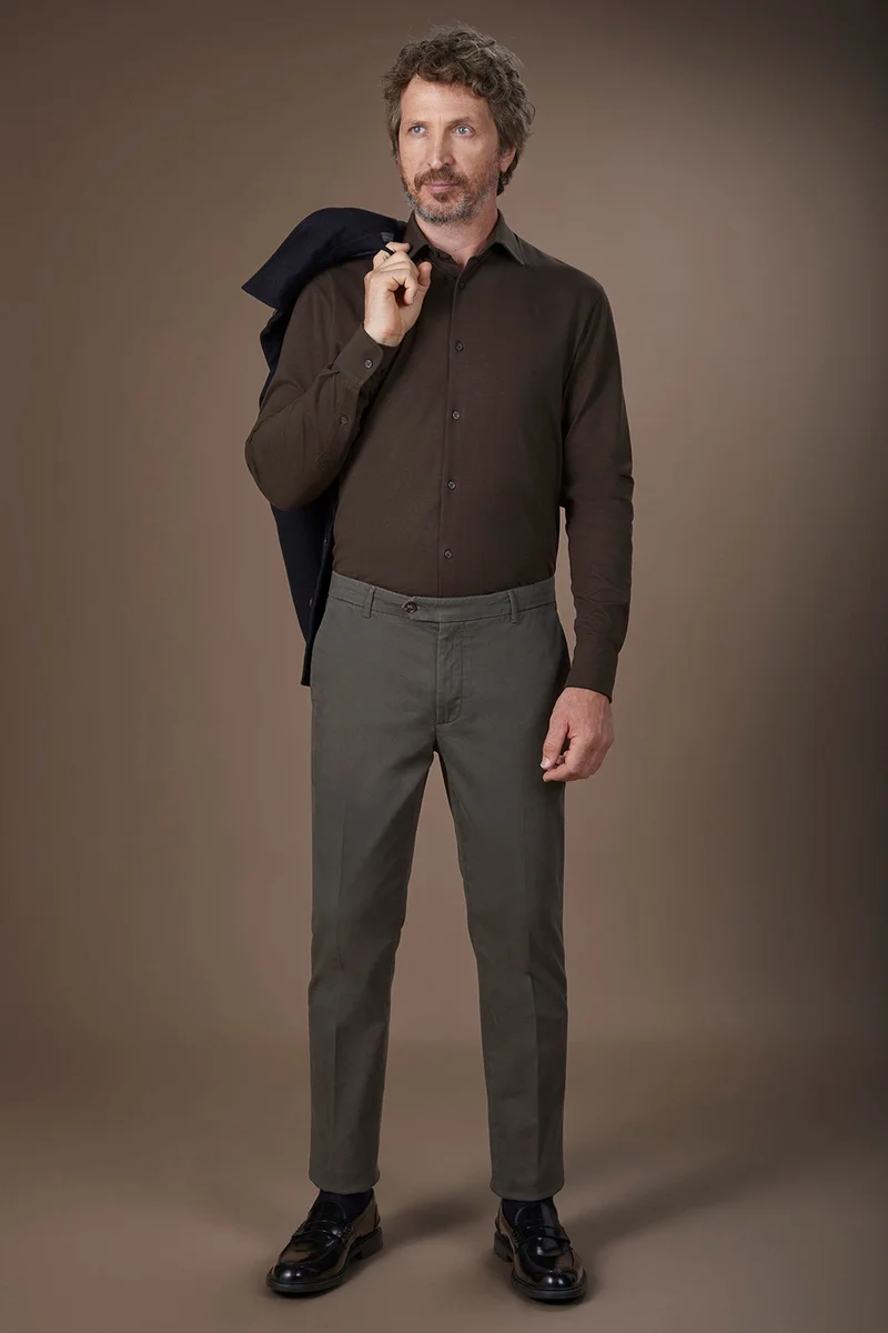 Classic men's chinos in regular fit with stretch twill construction - Military