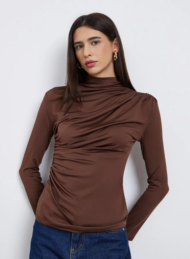 تايك تو بلوزة بياقة عالية وتفاصيل مزمومة