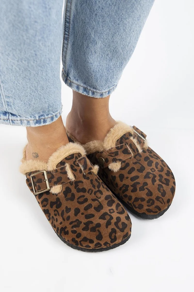 Manijero Manijero (Zeta 2 Furry Leopard) Women's Genuine Leather Buckled Clogs in Tan