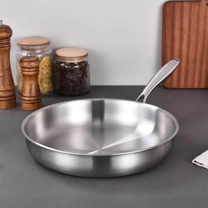 ريحني مقلاة كاملة الطبقات من الفولاذ المقاوم للصدأ مقاس 10 بوصات، متوافقة مع جميع المواقد حتى 600 درجة فهرنهايت، مقلاة متينة آمنة للاستخدام في الفرن، مقلاة 1810 للطهي، مقلاة ChefS للمطبخ، مقلاة عجة ذات قاعدة مسطحة - Image 5