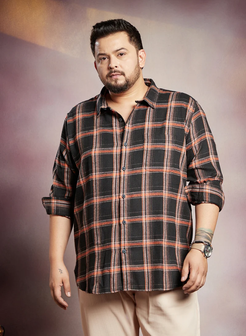 انستافاب بلس قميص رجالي مقاس بلس بلون أسود أونيكس بتصميم جرافيك عادي للارتداء الكاجوال بياقة سبيد وأكمام طويلة بأزرار