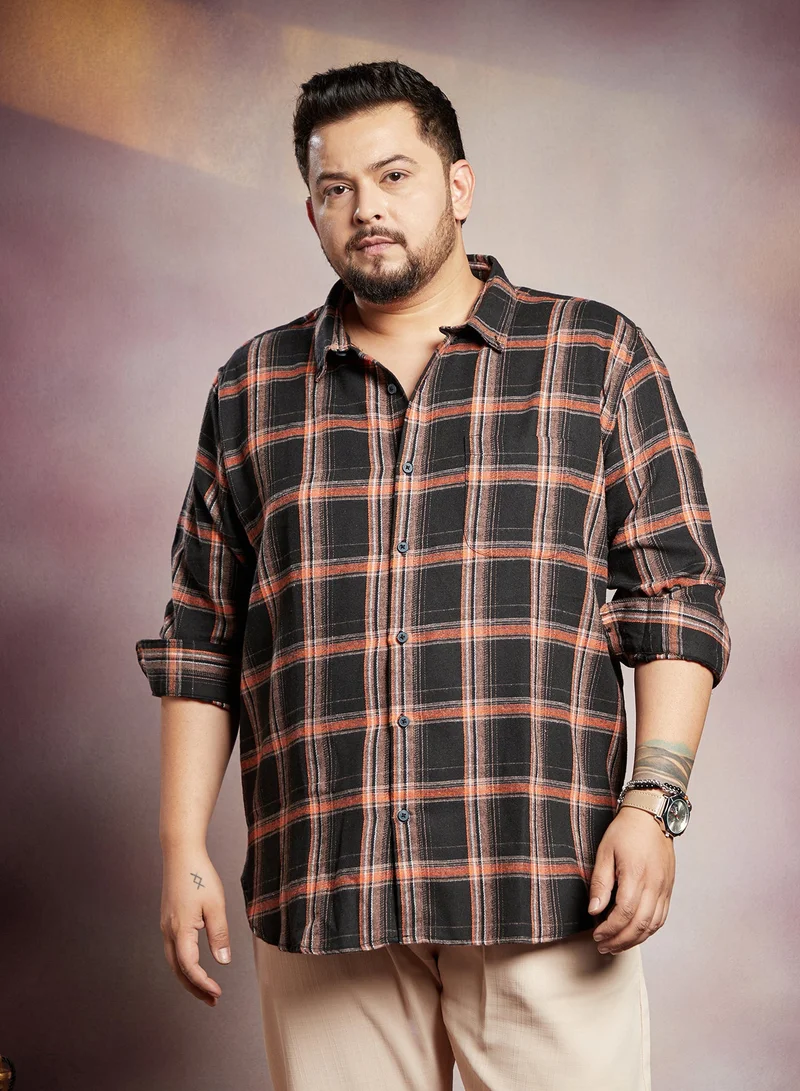 انستافاب بلس قميص رجالي مقاس بلس بلون أسود أونيكس بتصميم جرافيك عادي للارتداء الكاجوال بياقة سبيد وأكمام طويلة بأزرار