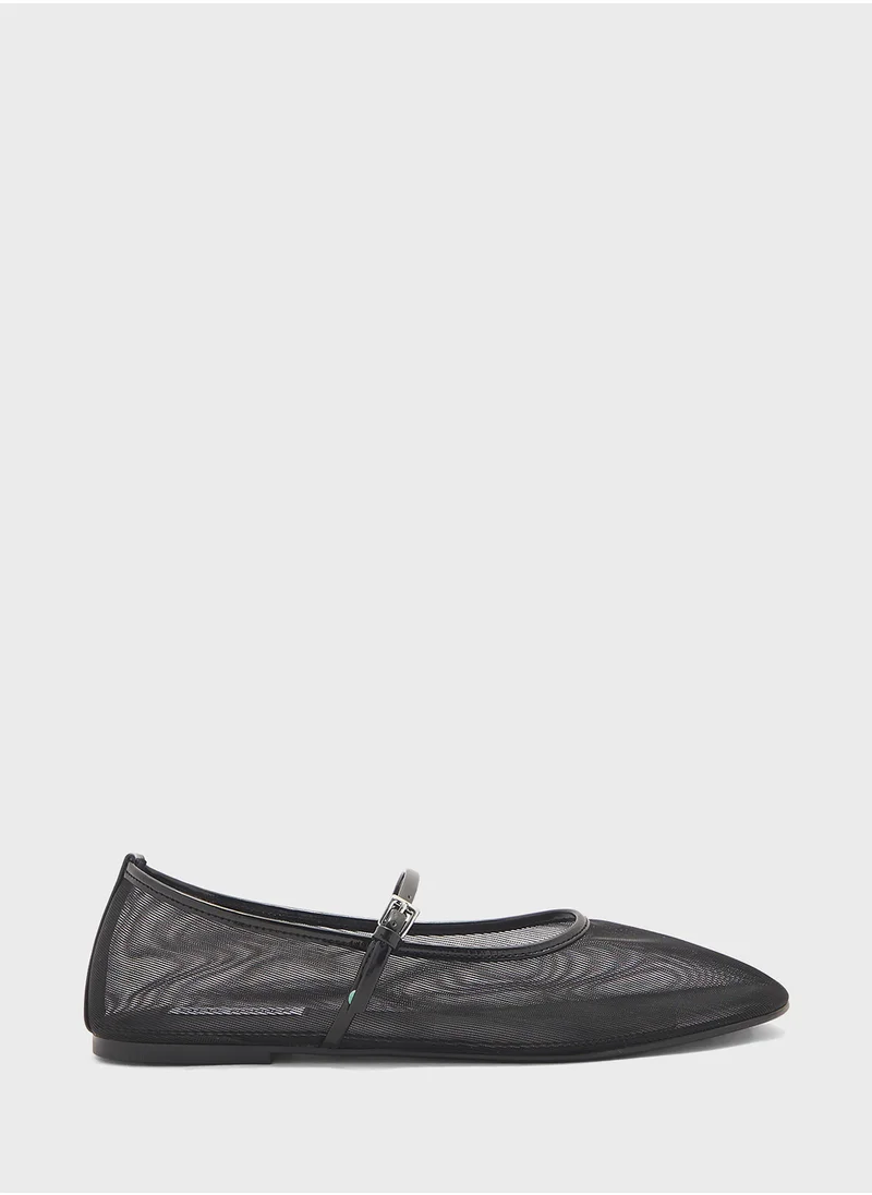 ستيف مادن Mash Buckle Strap Closed Toe Ballerinas