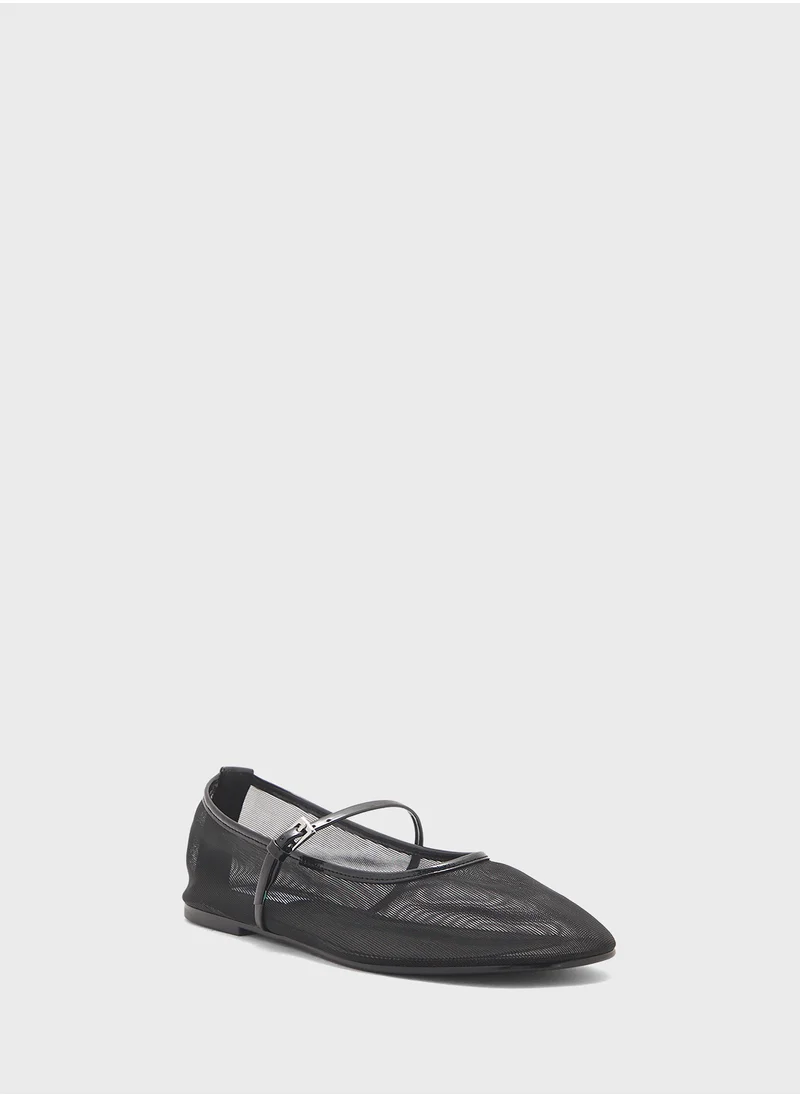 ستيف مادن Mash Buckle Strap Closed Toe Ballerinas