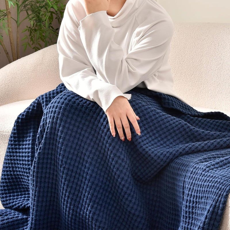 PHF بطانية كينغ سايز (230 سم × 265 سم) 400 غرام لكل متر مربع 100% قطن مغسول بنمط الوافل، رمي مريح وقابل للتنفس وصديق للبشرة لجميع الفصول، غطاء سرير فاخر لفصل الخريف للكنبة والسرير، أزرق داكن - Image 4