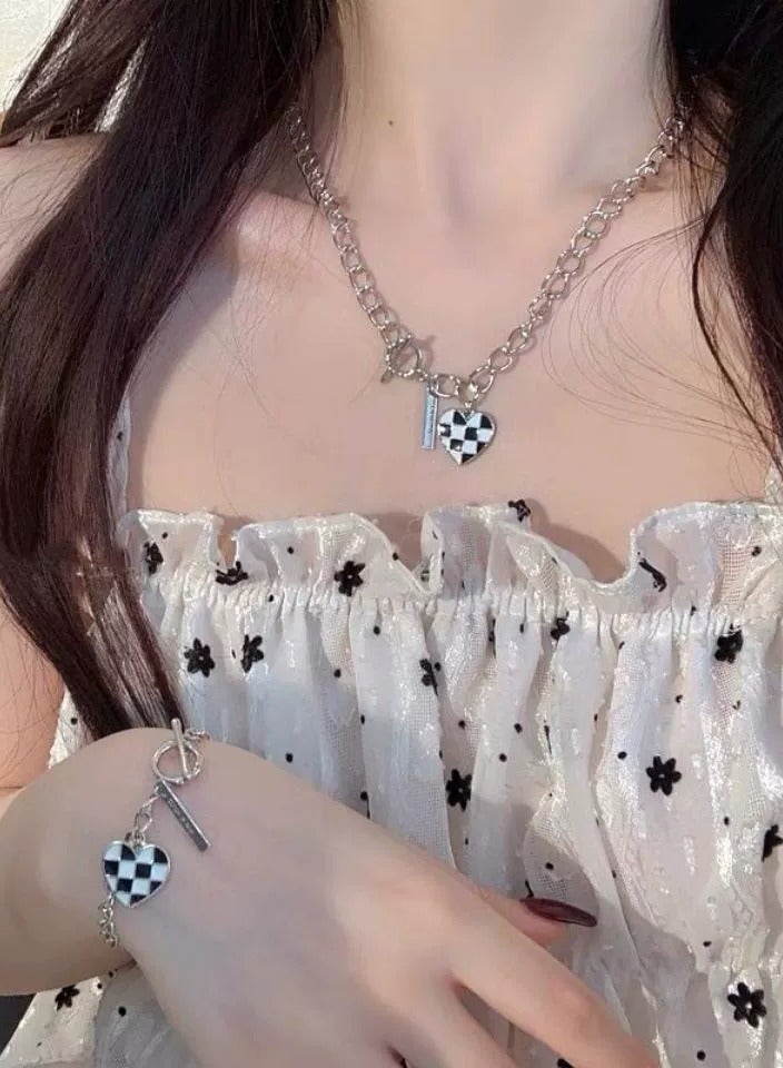 جلوسكي Sweet  Edgy Checkered Heart Necklace for Women – Minimalist Indie Design, Versatile Collarbone Chain, Trendy Chic - Image 3