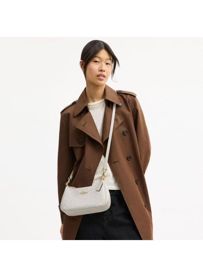 coachoutlet حقيبة كتف مميزة من القماش المطلي للنساء مع تفاصيل جلدية سوداء وحزام سلسلة ذهبية - حقيبة كروس بودي فاخرة أنيقة - Image 4