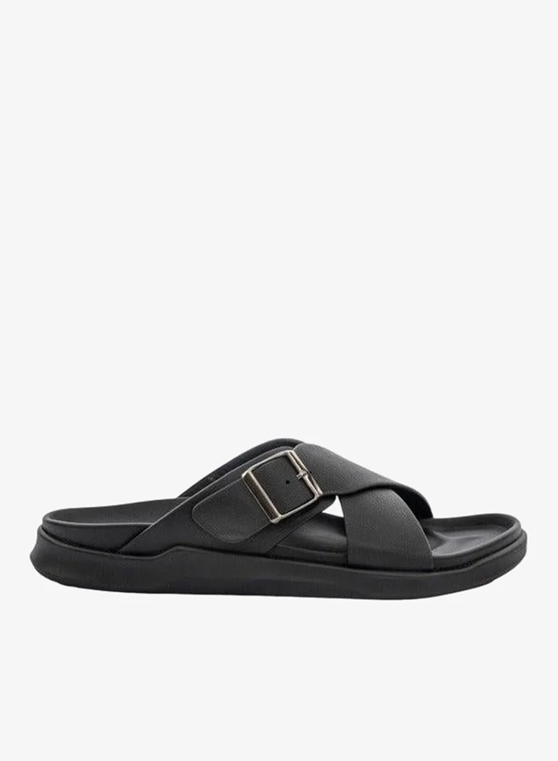 لو كونفورت صنادل رجالي بتصميم متقاطع بإبزيم