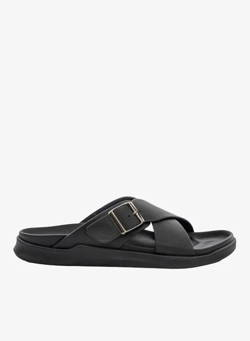 لو كونفورت صنادل رجالي بتصميم متقاطع بإبزيم