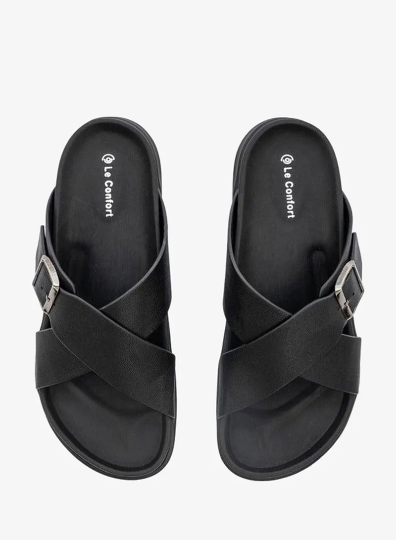 لو كونفورت صنادل رجالي بتصميم متقاطع بإبزيم